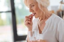 Une femme ménoposée prends des médicaments